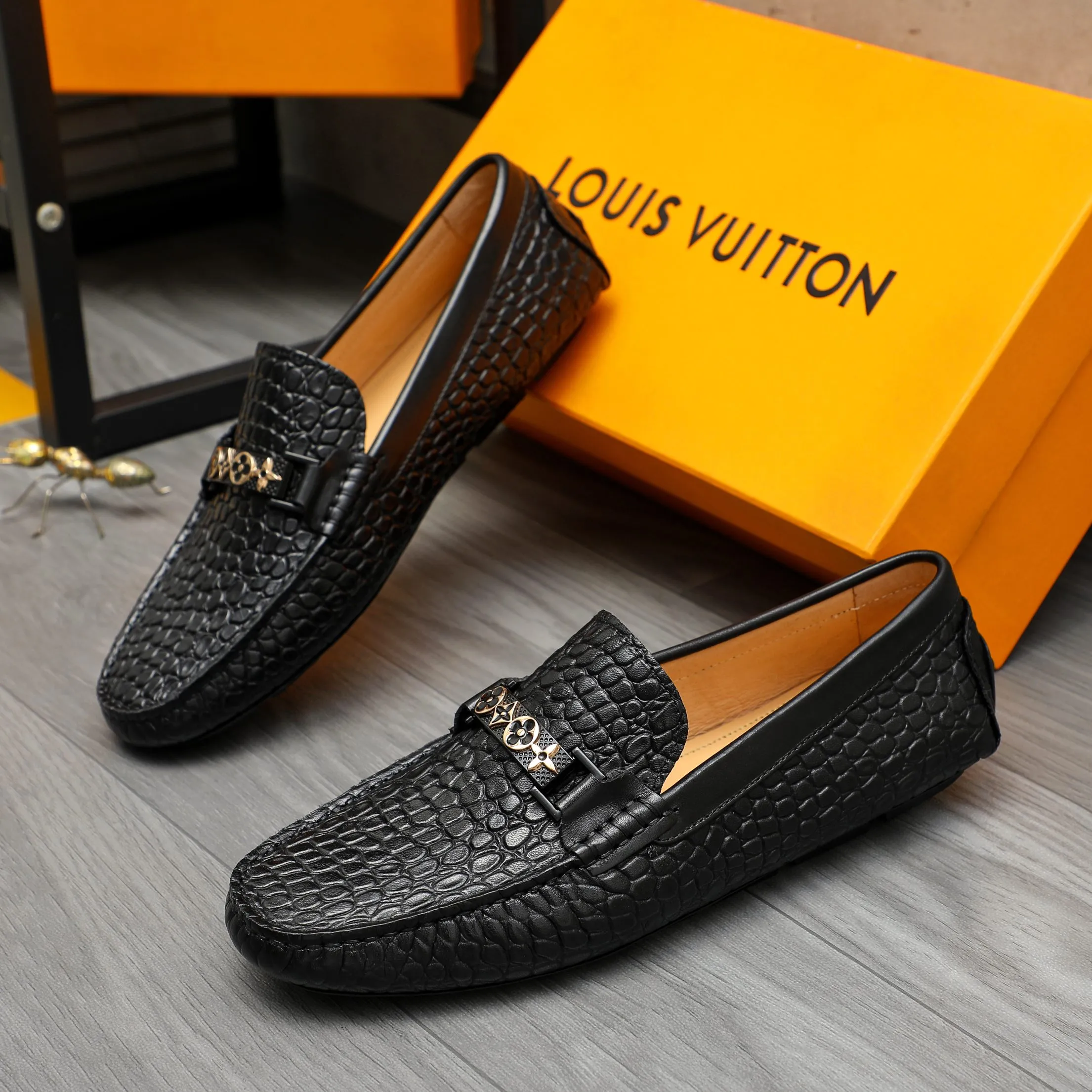 Men's shoes 💰380 Product trademark: LV "Louis Vuitton" casual slip-on shoes Regular size: 38-45 (45 is custom-made and non-returnable) Product materials: Selected stone pattern embossed cowhide upper, pigskin lining, rubber outsole